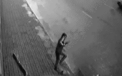 走位走位~社会gif搞笑图片