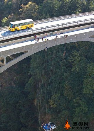 空中澡堂社会gif搞笑图片