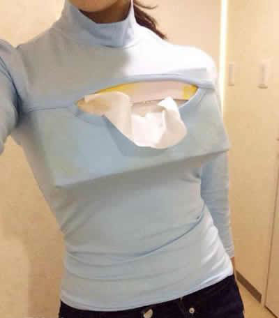 妹纸将纸巾放在胸口社会gif搞笑图片