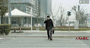 走路要看路，别总玩手机社会gif搞笑图片