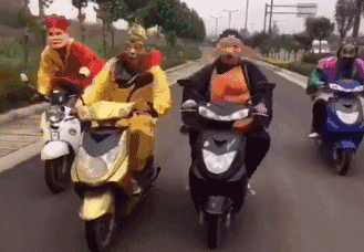 猴哥筋斗云坏了，改骑电动车社会gif搞笑图片