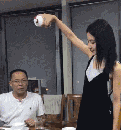 这倒酒的方式可以，旁边坐的老头都看傻了社会gif搞笑图片