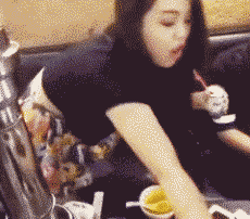 这位美女吃饭的方式可真霸气社会gif搞笑图片