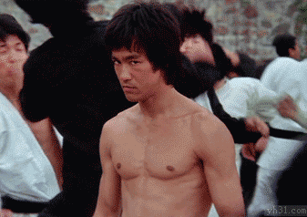 李小龙的眼神杀气腾腾，傲视群雄社会gif搞笑图片