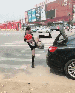 长腿辣妈能关后备箱，社会人社会gif搞笑图片