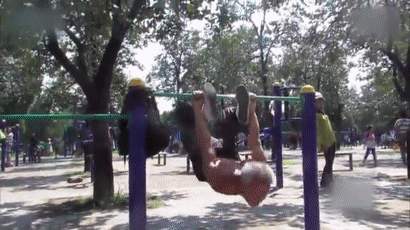 大爷可不是一般人呀，一看年轻时候就练过社会gif搞笑图片