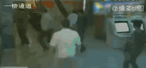 社会人砸游戏厅，不服就干社会gif搞笑图片