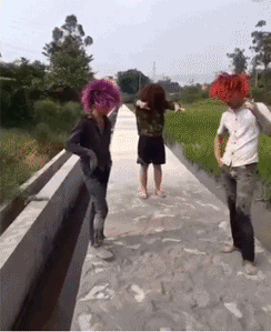 放了十斤水泥灰，扬灰起舞，屌爆社会gif搞笑图片