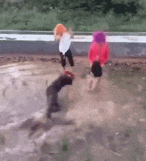 水里跳尬舞，这水有那么好玩吗社会gif搞笑图片