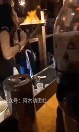 美女一下玩大了，不能收场社会gif搞笑图片