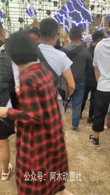 牛批，腿都玩断了还忘不了嗨社会gif搞笑图片