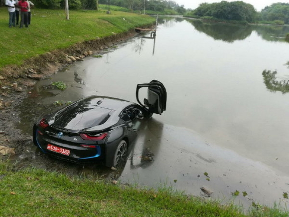 社会社会，敢问司机你是怎么做到的社会gif搞笑图片