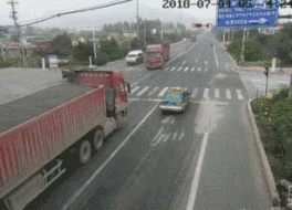 我滴妈呀这司机技术杠杠的，那位出租车司机也吓得不轻社会gif搞笑图片