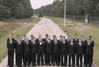 这让你们能的，坦克都给拦住了社会gif搞笑图片