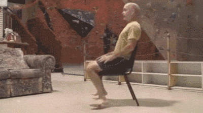 哇哦，你这是在玩杂技吗社会gif搞笑图片