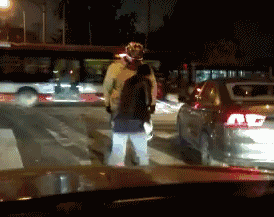 你开车了不起啊，让你装b社会gif搞笑图片