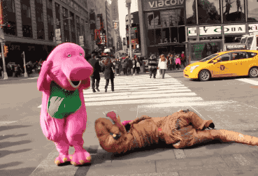 社会佩琪在路上爆锤恐龙社会gif搞笑图片