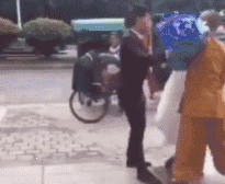 和尚；敢抢我的妞结婚，你是不想活了吗社会gif搞笑图片