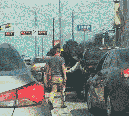 路怒症，一言不合就开干社会gif搞笑图片