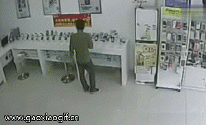 就这智商还敢偷手机社会gif搞笑图片