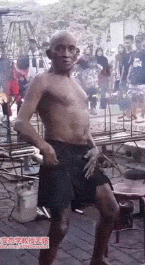 这老头真会玩，把自己鸡儿烤了社会gif搞笑图片