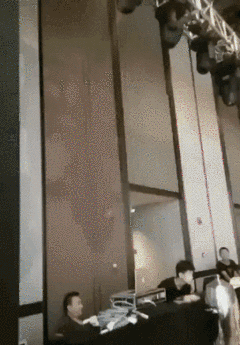 得罪灯光师，今晚你就是最亮的仔社会gif搞笑图片