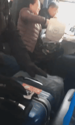 这大妈是真狠，家里的电饭锅都带来了社会gif搞笑图片