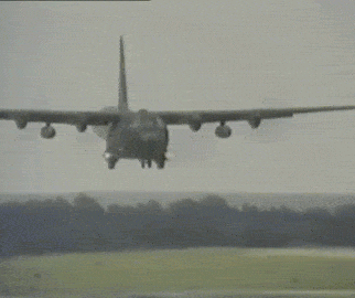 这飞机下落拉出一辆装甲车社会gif搞笑图片