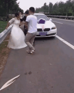 结婚当天你们两就不愉快，以后怎么办社会gif搞笑图片