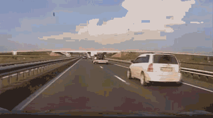 轮胎；我累了我去旁边休息会，你们先走社会gif搞笑图片