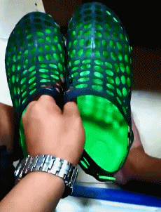 夏天过完我的脚就成这样了社会gif搞笑图片