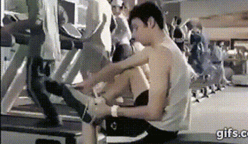 鞋一脱全部晕倒社会gif搞笑图片