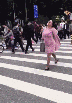 这是我见过走路最拉风的姐姐社会gif搞笑图片