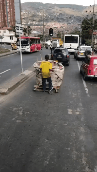 一辆收垃圾的车玩出了滑板车的感觉社会gif搞笑图片