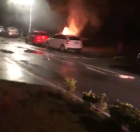 女子被提分手烧男友车现场图社会gif搞笑图片