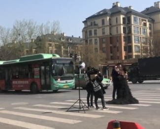 新人在马路中间拍婚纱照 来往车辆不停鸣笛减速避让社会gif搞笑图片