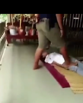 女子接受泰式按摩腿被踩断社会gif搞笑图片