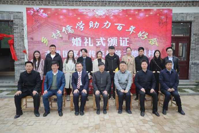 五对新人的颁证登记和婚礼一次办成社会gif搞笑图片