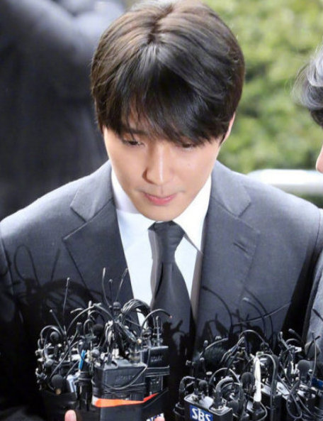 崔钟勋接受传唤调查社会现场图社会gif搞笑图片