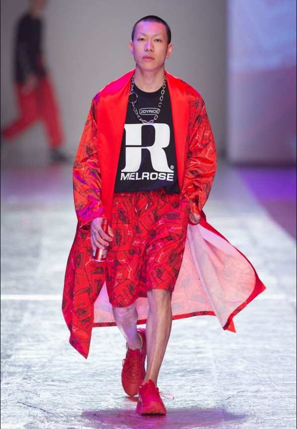 上海百威啤酒联手JOYRICH时装T台秀图社会gif搞笑图片