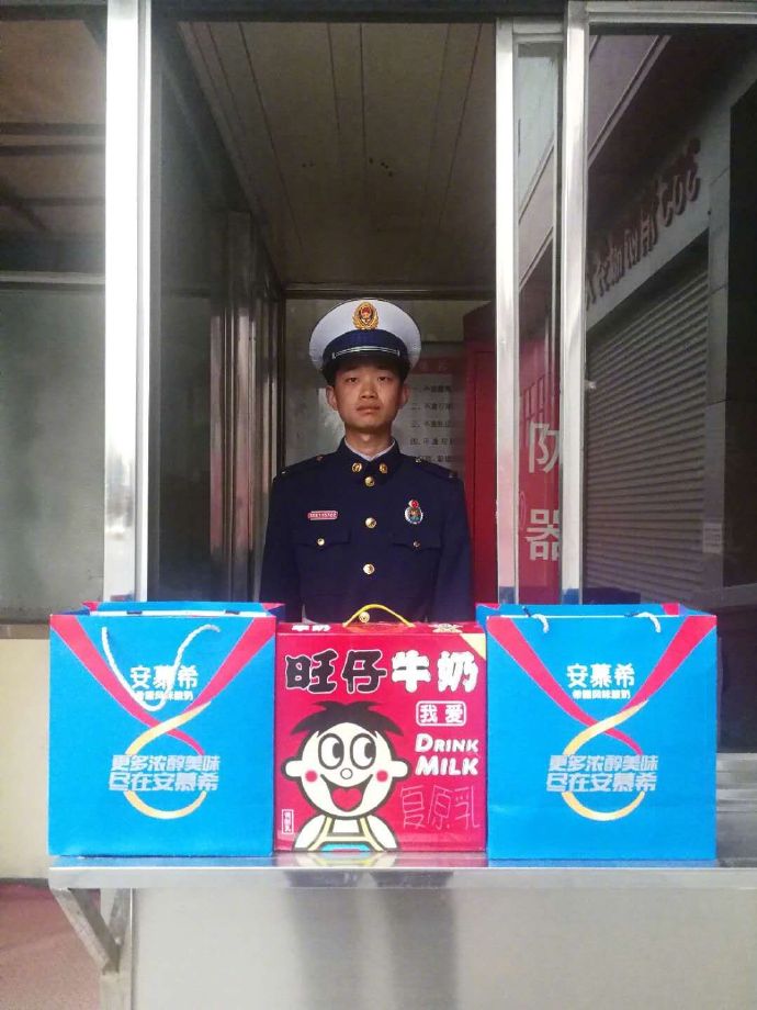 消防队收到匿名礼物感动社会热图社会gif搞笑图片