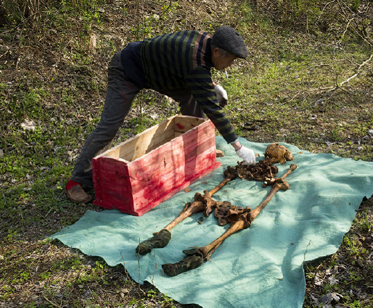 摄影博主清明挖父亲尸骨与其裸体合影图社会gif搞笑图片