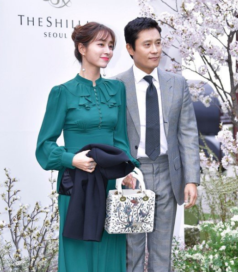 李秉宪李珉廷夫妇出席李贞贤的婚礼图社会gif搞笑图片