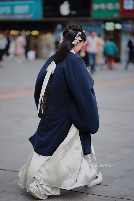 街拍汉服翻车现场图片社会gif搞笑图片