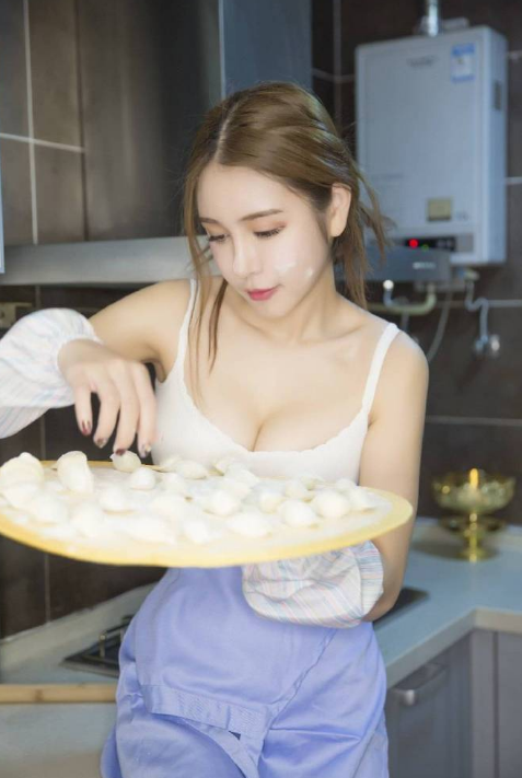 性感大胸美女做饭包饺子图片社会gif搞笑图片