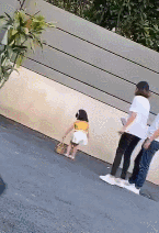 亲妈当街飞踹女童模特妞妞图社会gif搞笑图片