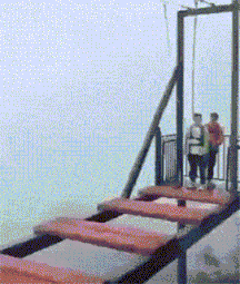 高空掉桥安全绳断开动态图社会gif搞笑图片