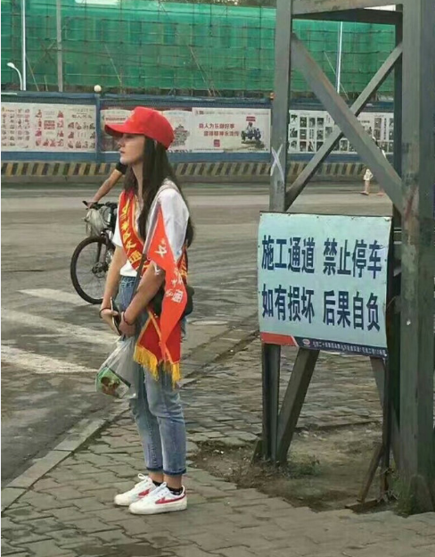 网友偶遇神似迪丽热巴的小姐姐图社会gif搞笑图片