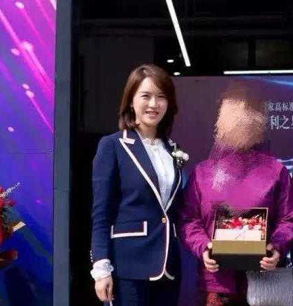 西安奔驰4S店利之星女高管照片社会gif搞笑图片