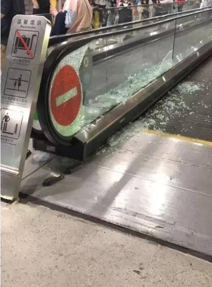 虹桥机场玻璃被挤碎现场图社会gif搞笑图片